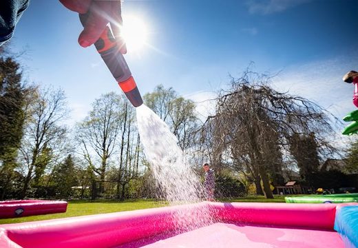 Overdekt opblaasbaar multiplay luchtkussen bestellen in thema flamingo voor kids bij JB Inflatables Nederland. Koop luchtkussen online bij JB Inflatables Nederland