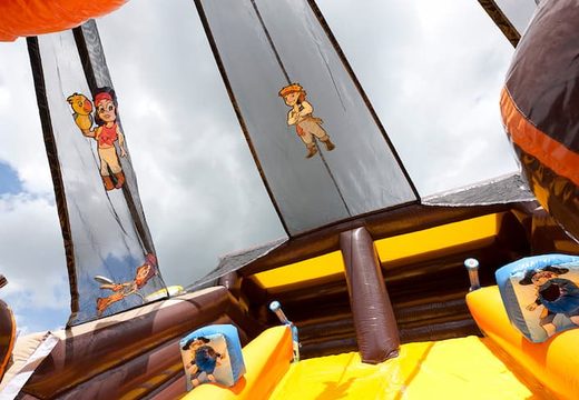 Koop Mega Piraten Shooter springkasteel in schip vorm met schiet en glij spel voor kinderen. Bestel opblaasbare springkastelen online bij JB Inflatables Nederland