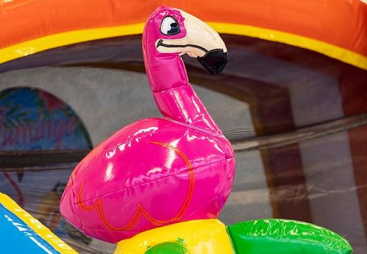 Waterglijbaan springkasteel met bovenop een 3D object van een grote flamingo kopen bij JB Inflatables Nederland. Bestel nu springkastelen online bij JB Inflatables Nederland 