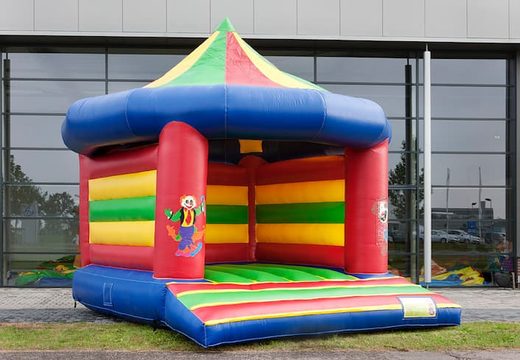 Standaard carrousel springkasteel te koop in circus thema voor kinderen. Koop overdekt springkastelen online bij JB Inflatables Nederland 