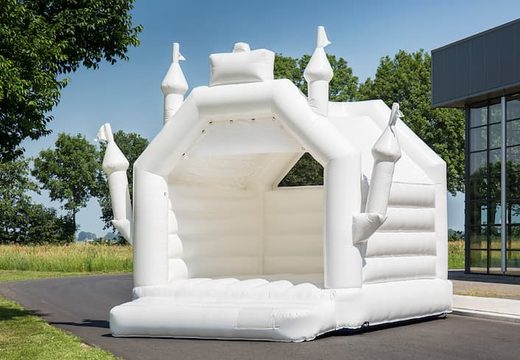 Standaard wit springkussen geheel in een bruiloft thema in de vorm van een kasteel voor kinderen te koop. Bestel springkussens online bij JB Inflatables Nederland
