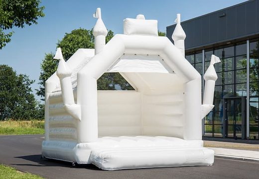 Standaard overdekt springkastelen kopen in thema trouwen in de vorm van een kasteel voor kinderen. Koop springkastelen online bij JB Inflatables Nederland