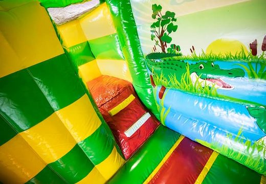 Opblaasbaar mini splash bounce springkussen met zwembadje kopen bij JB Inflatables in thema krokodil voor kinderen. Bestel springkussens online bij JB Inflatables Nederland. 