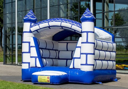 Klein overdekt springkasteel in een kleuren combinatie van blauw en wit in kasteel thema voor kinderen te koop. Bestel springkastelen nu online bij JB Inflatables Nederland