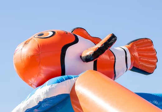 Bestel unieke standaard feest springkastelen met een 3D clownvis  object aan de bovenkant voor kinderen. Koop springkastelen online bij JB Inflatables Nederland