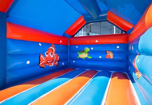 Koop standaard feest springkastelen in opvallende kleuren met bovenop een groot 3D clownvis  object voor kinderen. Koop springkastelen online bij JB Inflatables Nederland