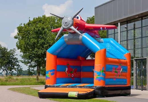 Standaard vliegtuig springkasteel kopen in opvallende kleuren met bovenop een groot 3D object voor kinderen. Bestel springkastelen online bij JB Inflatables Nederland