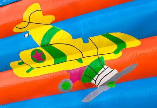 Standaard springkasteel kopen in opvallende kleuren met bovenop een groot 3D object in vliegtuig vorm voor kinderen. Bestel springkastelen online bij JB Inflatables Nederland