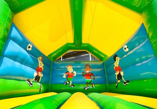 Standaard springkussen kopen in opvallende kleuren met bovenop een groot 3D object van een voetbal voor kinderen. Koop springkussens online bij JB Inflatables Nederland
