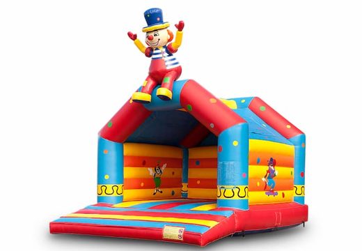 Groot overdekt springkasteel kopen in thema zittende clown voor kinderen. Koop springkastelen online bij JB Inflatables Nederland