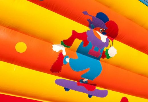 Groot springkasteel overdekt kopen in clown thema voor kinderen. Bestel springkastelen online bij JB Inflatables Nederland