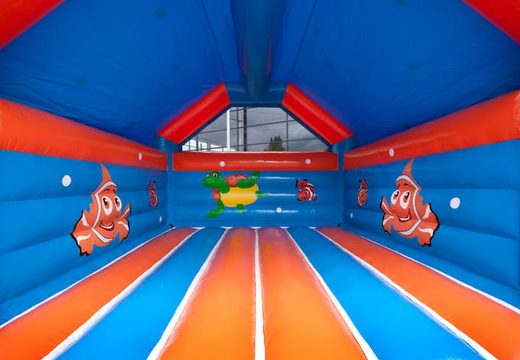 Super springkasteel overdekt kopen met vrolijke animaties in clownvis nemo thema voor kinderen. Bestel springkastelen online bij JB Inflatables Nederland