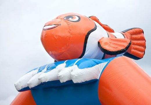 Groot overdekt springkasteel kopen in thema clownvis nemo voor kinderen. Koop springkastelen online bij JB Inflatables Nederland 
