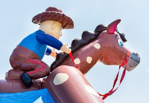 Groot overdekt springkasteel kopen in thema cowboy western voor kinderen. Bestel springkastelen online bij JB Inflatables Nederland