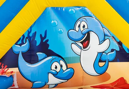 Springkussen met waterglijbaan kopen voor in tuin in thema dolfijn voor kinderen. Bestel springkussens online bij JB Inflatables Nederland 