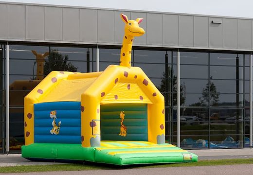 Super springkasteel overdekt kopen met vrolijke animaties in thema giraffe voor kinderen. Koop springkastelen online bij JB Inflatables Nederland