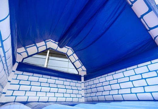 Groot overdekt blauw wit springkussen in thema kasteel te koop voor kinderen. Koop springkussens online bij JB Inflatables Nederland