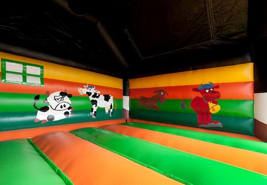 Groot springkasteel overdekt met vrolijke animaties in thema koetje voor kinderen. Koop springkastelen online bij JB Inflatables Nederland