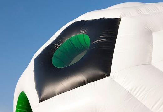 Groot overdekt rond springkasteel kopen in thema voetbal in de kleuren groen, zwart en wit voor kinderen. Koop springkatelen online bij JB Inflatables Nederland 