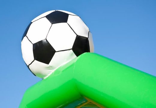 Groot overdekt springkussen te koop in thema voetbal voor kinderen