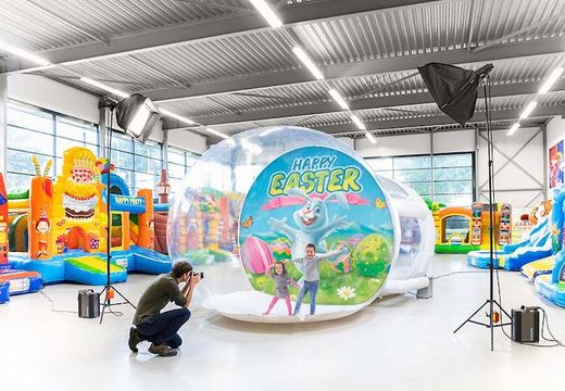 Inflatable snowglobe XL in easter thema voor zowel jong als oud bestellen. Koop opblaasbare winterattracties nu online bij JB Inflatables Nederland 