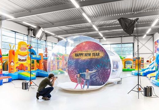 Bestel opblaasbare snowglobe XL in new-year thema voor zowel jong als oud. Koop opblaasbare winterattracties nu online bij JB Inflatables Nederland 