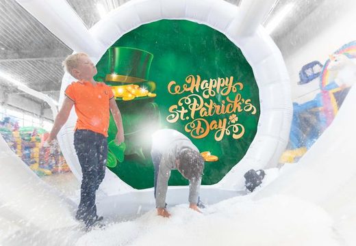 Opblaasbare snowglobe luchtdicht XL in thema Patricks's day voor zowel jong als oud bestellen. Koop opblaasbare winterattracties nu online bij JB Inflatables Nederland 