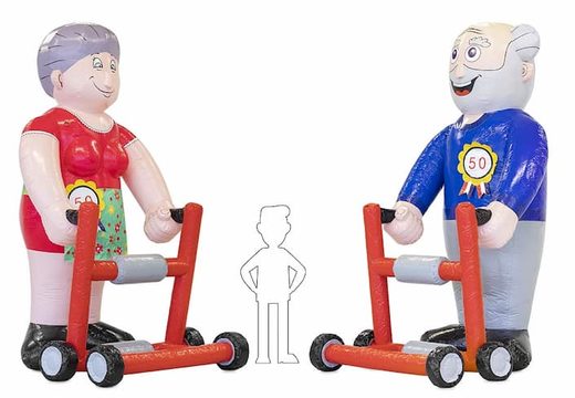 Opblaasbare Sarah en Abraham pop rollator oud in de tuin blikvanger kopen voor 50 verjaardag feest jubileum bij JB Inflatables