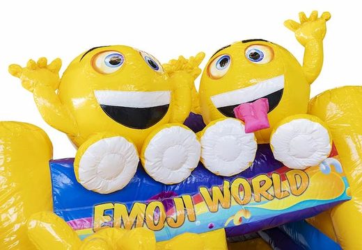 Opblaasbaar springkasteel met glijbaan in het geel met emoji's erop te koop voor kinderen