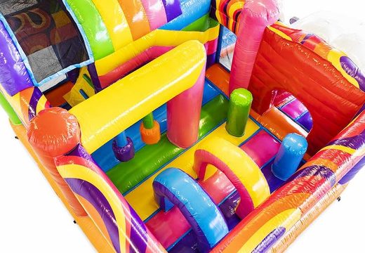 Opblaasbaar springkasteel met glijbaan in hippie thema met veel kleuren kopen voor kinderen