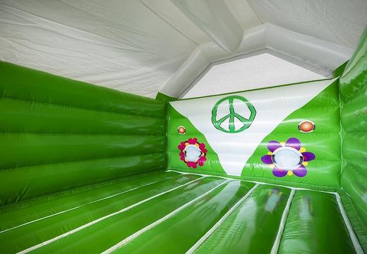 Opblaasbaar springkasteel in het groen met hippy stijl kopen voor kinderen