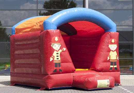 Opblaasbaar springkasteel overdekt in het rood met brandweer thema bestellen voor kinderen