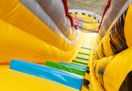 grote inflatable dubbele glijbaan in het rood met geel voor kinderen om op te spelen te koop