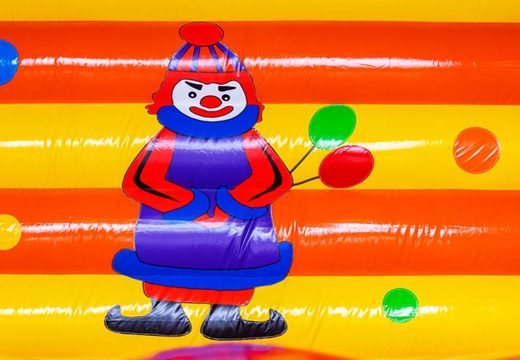 Clown met ballonnen op springkastee;