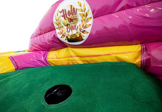 Vrolijke kleuren springkasteel met golfbaan