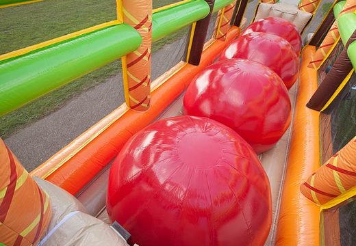 obstakel ballen op stormbaan van 46,5 meter lang