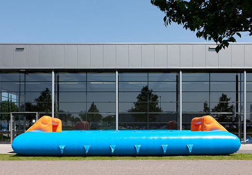 Koop blauw oranje opblaasbare tafelvoetbal met unieke boardingschuifsysteem voor kinderen. Bestel opblaasbare tafelvoetbal nu online bij JB Inflatables Nederland