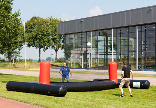 Volleybal spelen met je voeten met een opblaasbaar voetbalveld te koop bij JB Inflatables